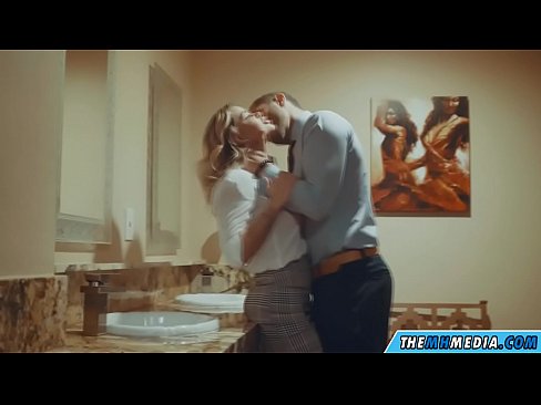 ❤️ Pe a faaosoosoina oe e se blonde busty i totonu o se faletaele lautele ️❌ Na'o le porn ❌️❤